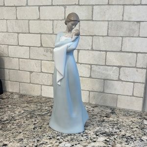 LLADRO A Mother's Embrace Figurine